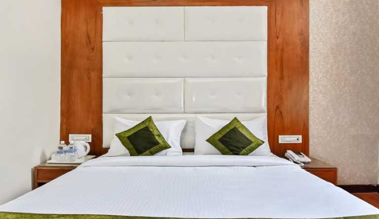 Snow-Crest-Manor-Maple9