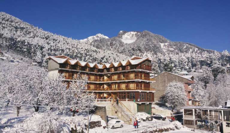 Snow-Peak-Retreat-Manali-Exterior-WinterView