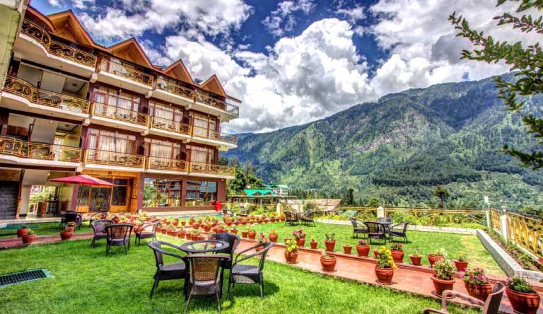 Snow-Peak-Retreat-Manali-Garden2