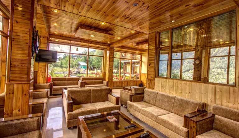 Snow-Peak-Retreat-Manali-Lobby-Waiting-Area