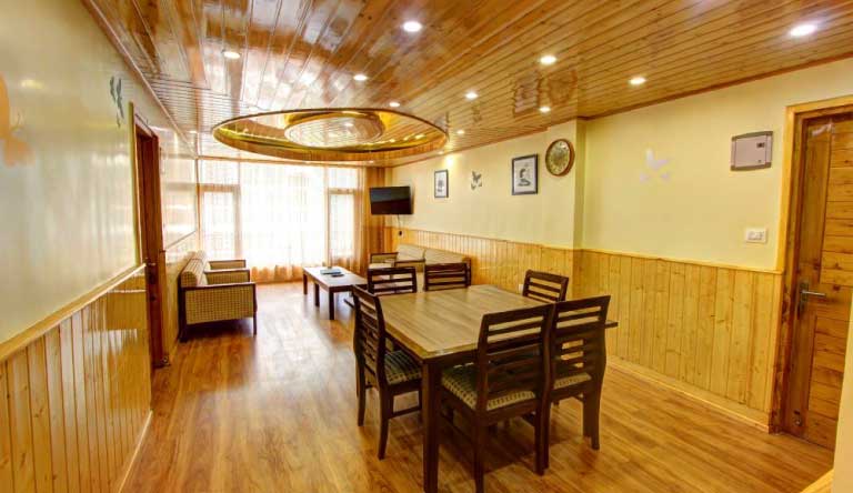 Snow-Peak-Retreat-Manali-Luxury-Room-in-Cottage-dinningroom