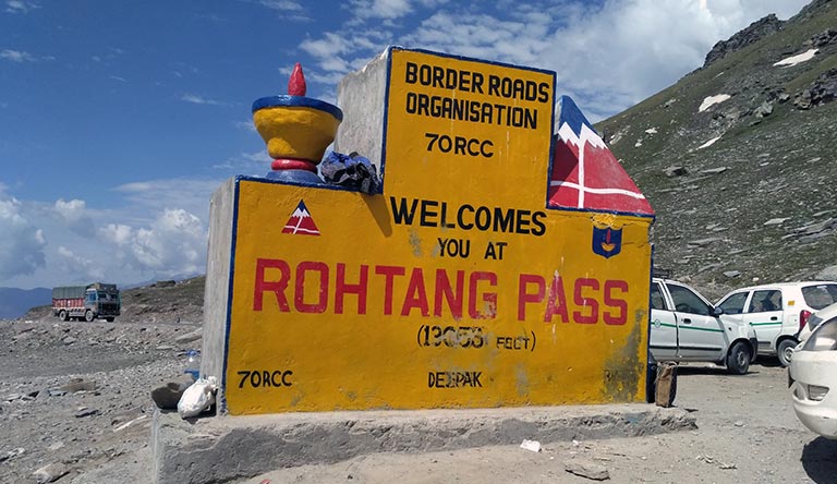 rohtang-pass-sign-board-manali-himachal-india