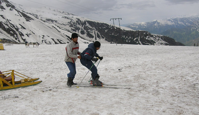 snow-sketting-rohtang-pass-manali-himachali-india