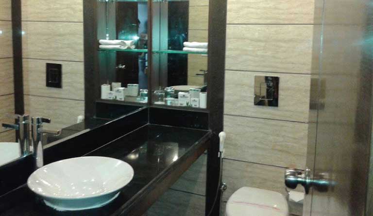 Hotel-Brentwood-Washroom1