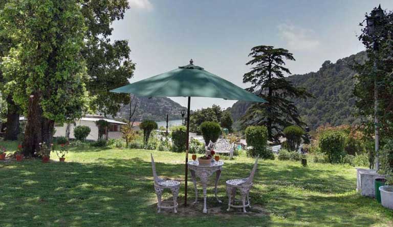 Chevron-Fairhavens-Resort-Lawn