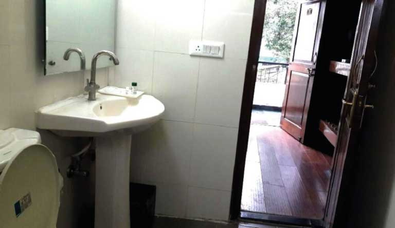 Mount-n-Mist-Bathroom