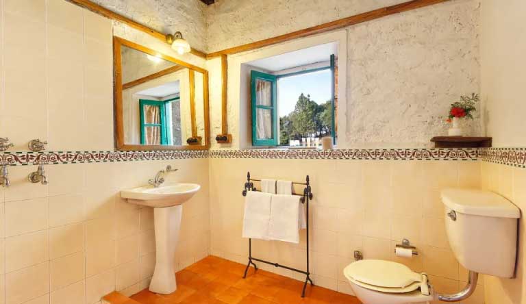 Himalayan-View-Retreat-Ramgarh-Deluxe-Room-Washroom