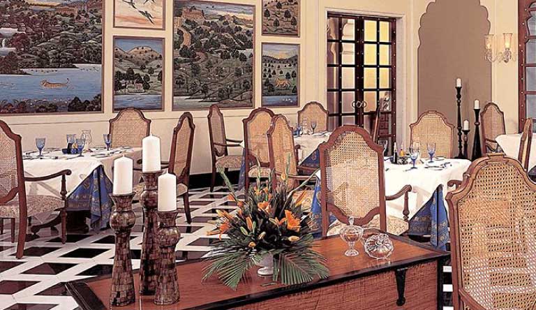 The-Oberoi-Vanyavilas-Dining-Room1