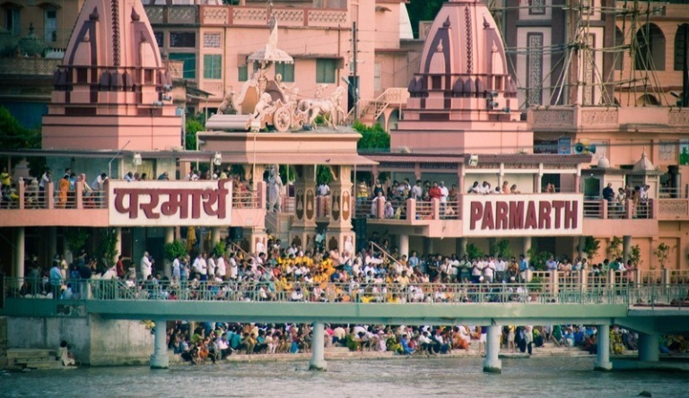 evening-aarti-at-parmarth-ashram