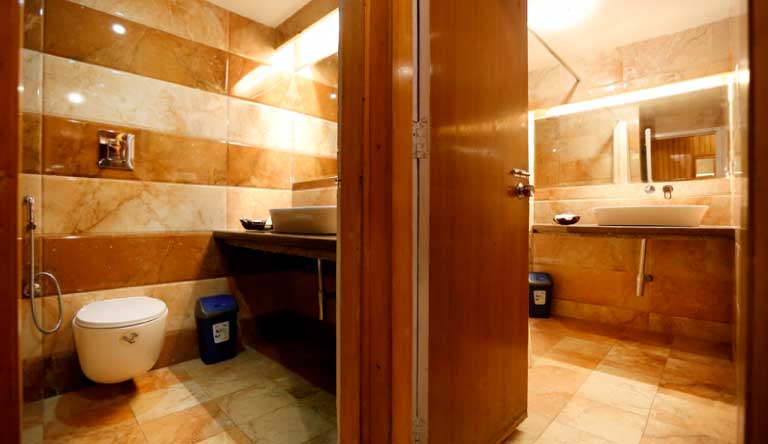 Shingar-Hotel-Shimla-Bathroom-Luxury-Suite