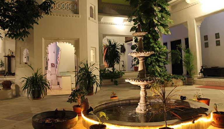 Karohi-Haveli-COURTYARD1