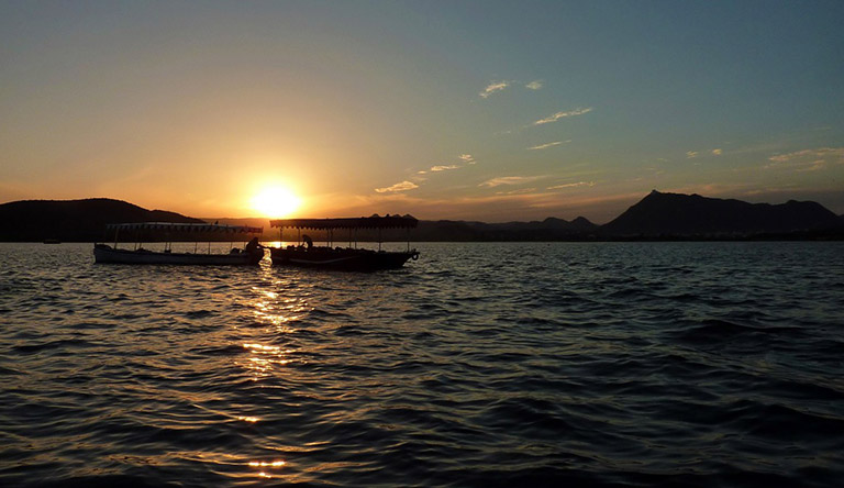 romance-sunset-lake-boats-udaipur-rajasthan-india