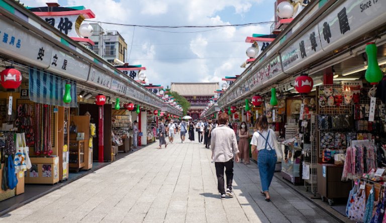 nakamise-dori-street