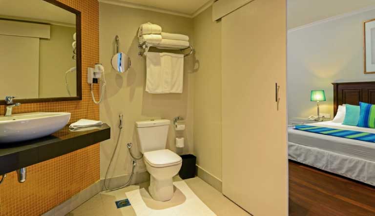 Adaaran-Club-Rannalhi-Water-Bungalow-Washroom