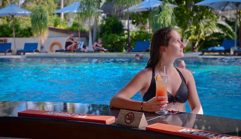 Bandos-Maldives-Pool-Bar