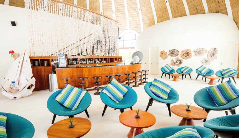 Holiday-Inn-Resort-Kandooma-Bar