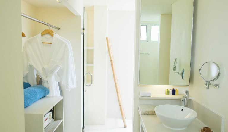 Holiday-Inn-Resort-Kandooma-Beach-House-1