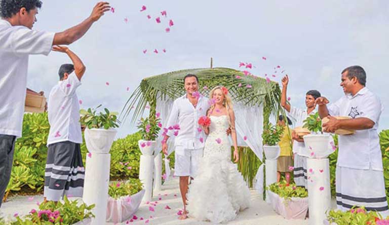 Holiday-Inn-Resort-Kandooma-Wedding-&-Honeymoons