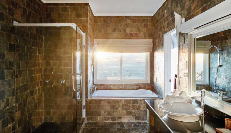 Vilu-Reef-Beach-Spa-and-Resort-Aqua-Suite1