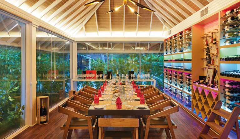 Vilu-Reef-Beach-Spa-and-Resort-Bar1