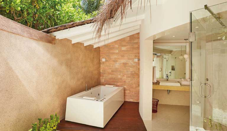 Vilu-Reef-Beach-Spa-and-Resort-Jacuzzi-Deluxe-Beach-Villa2