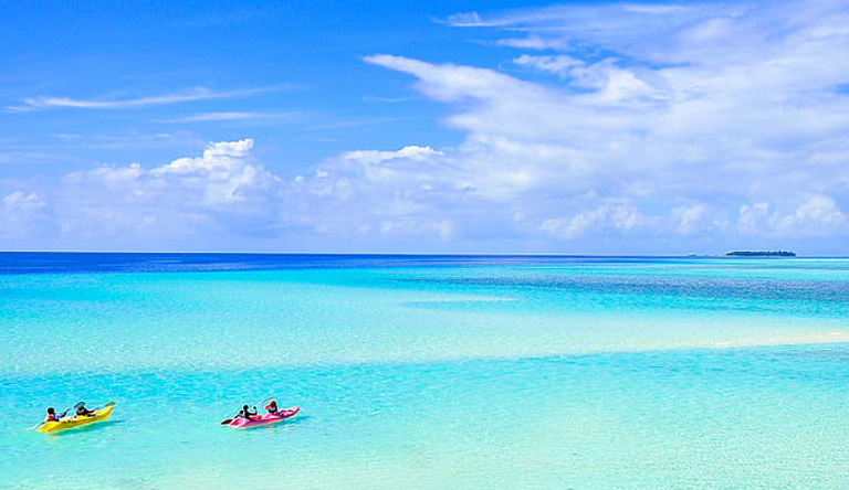 couple-travel-honeymoon-male-maldives