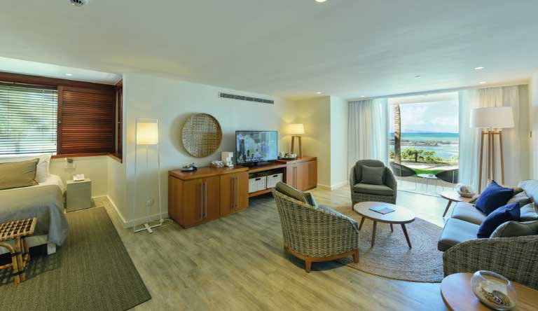 Canonnier-Beachcomber-Golf-Resort-and-Spa-Honeymoon-Suite