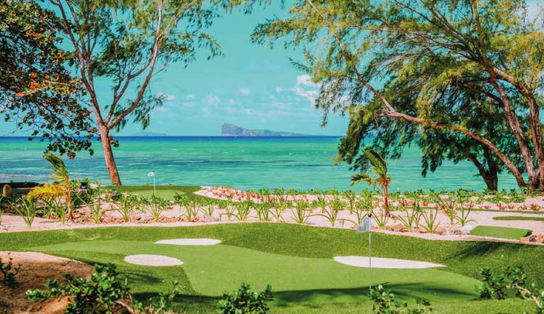 Canonnier-Beachcomber-Golf-Resort-and-Spa-Mini-Golf-Putt