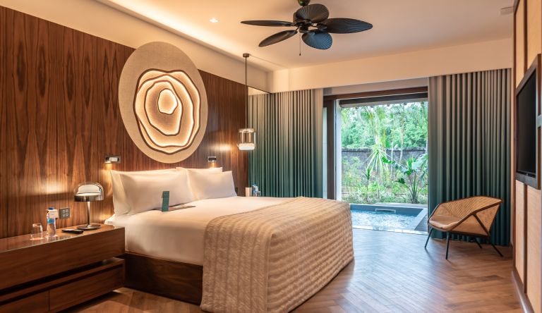Le-Meridien-Ile-Maurice-Nirvana-Prestige-Suite-Bedroom-and-Pool