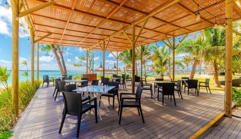 crystals-beach-resort-belle-mare-beach-restaurant