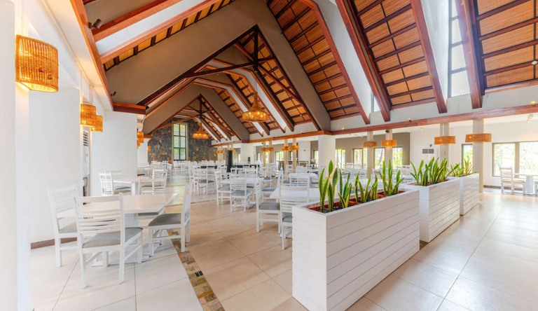 crystals-beach-resort-belle-mare-main-restaurant