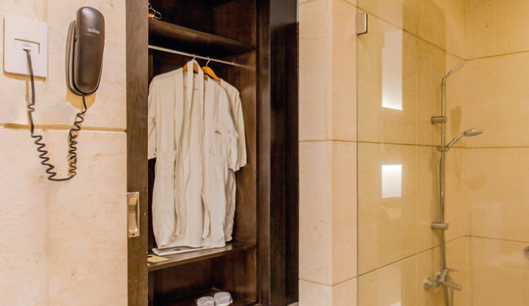 Hotel-Himalaya-Executive-King-Bed2