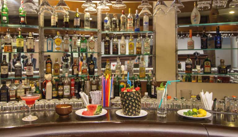 Hotel-Shangri-La-Bar2