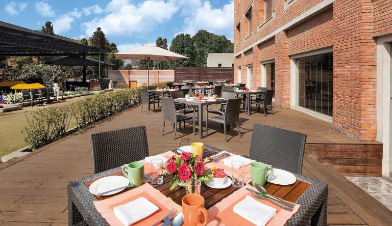 Hotel-Soaltee-Crowne-Plaza-Sundeck