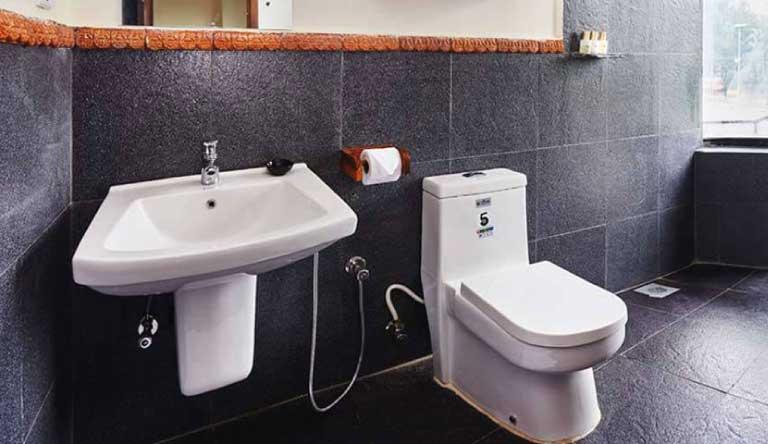 Hotel-Temple-Inn-Bathroom