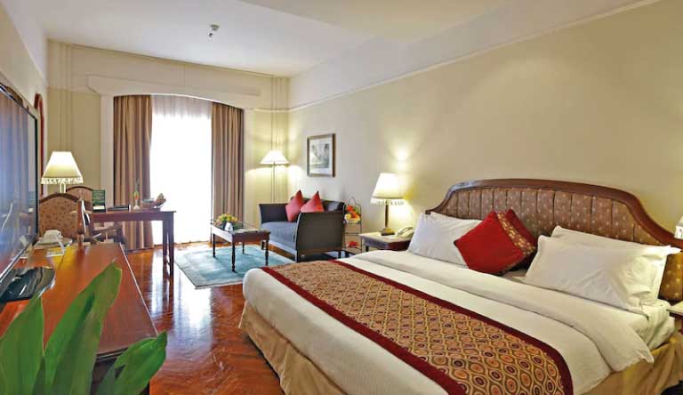 Radisson-Hotel-Business-Class-Room