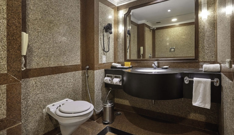 The-Everest-Hotel-Deluxe-King-Room2