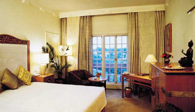 Yak-and-Yeti-Club-Shangri-La